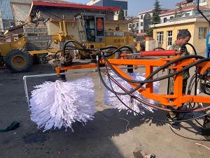 2020年11月11日山西省晉中市昔陽縣公路管理段與河南都市機(jī)械設(shè)備有限公司合作，在宋段長(zhǎng)王隊(duì)長(zhǎng)凌師傅的精心安排指導(dǎo)下與喬主任祝師傅的積極努力，成功研制出了加寬雙護(hù)欄板600mm護(hù)欄清洗機(jī)